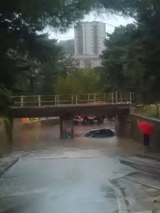 Auto ferma sotto il sottopasso