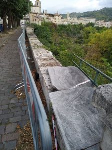 Parapetto sul Lungo Tronto distrutto da un'auto (Foto del Coordinamento Antidegrado di Ascoli)