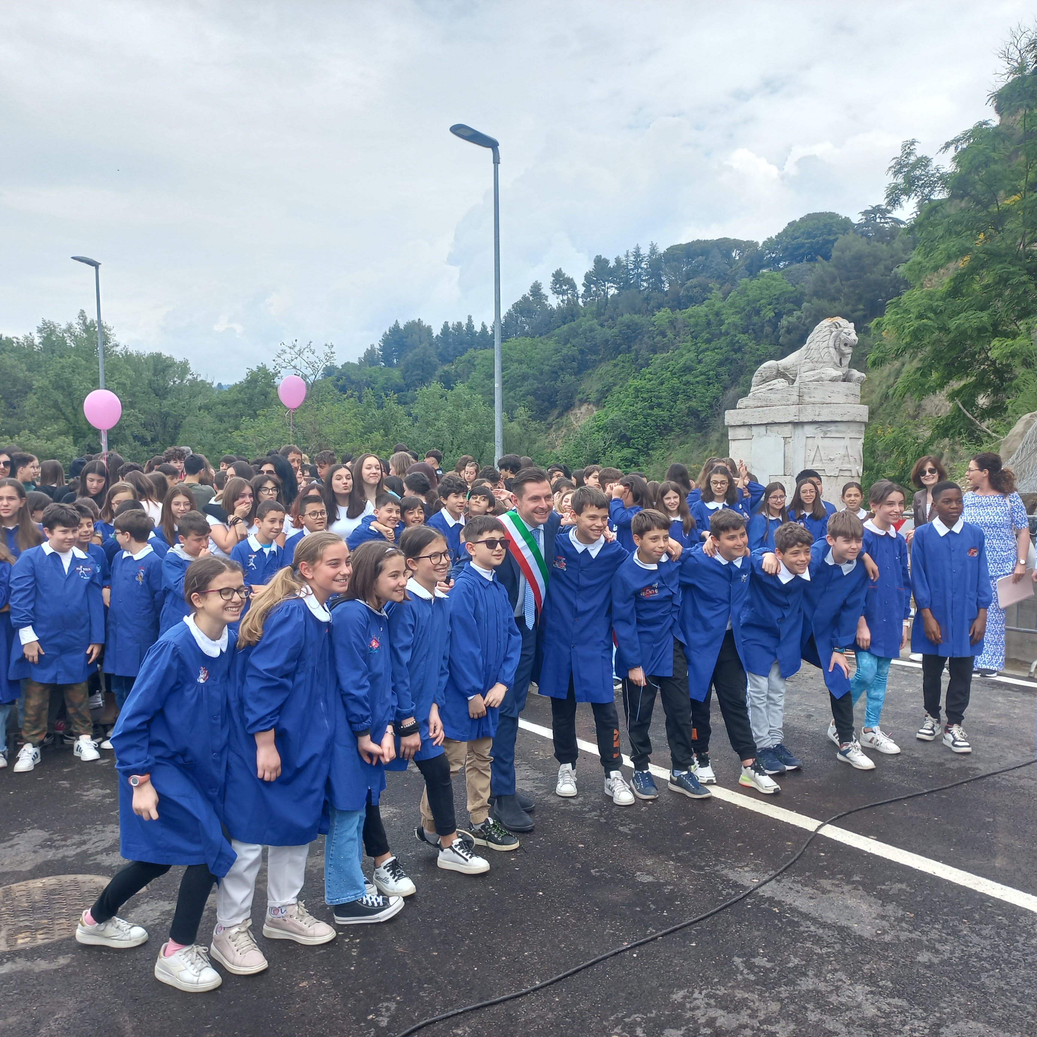 Alunni di Monticelli sul ponte di San Filippo