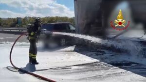 Vigili del fuoco incendio rimorchio su A14 San Benedetto