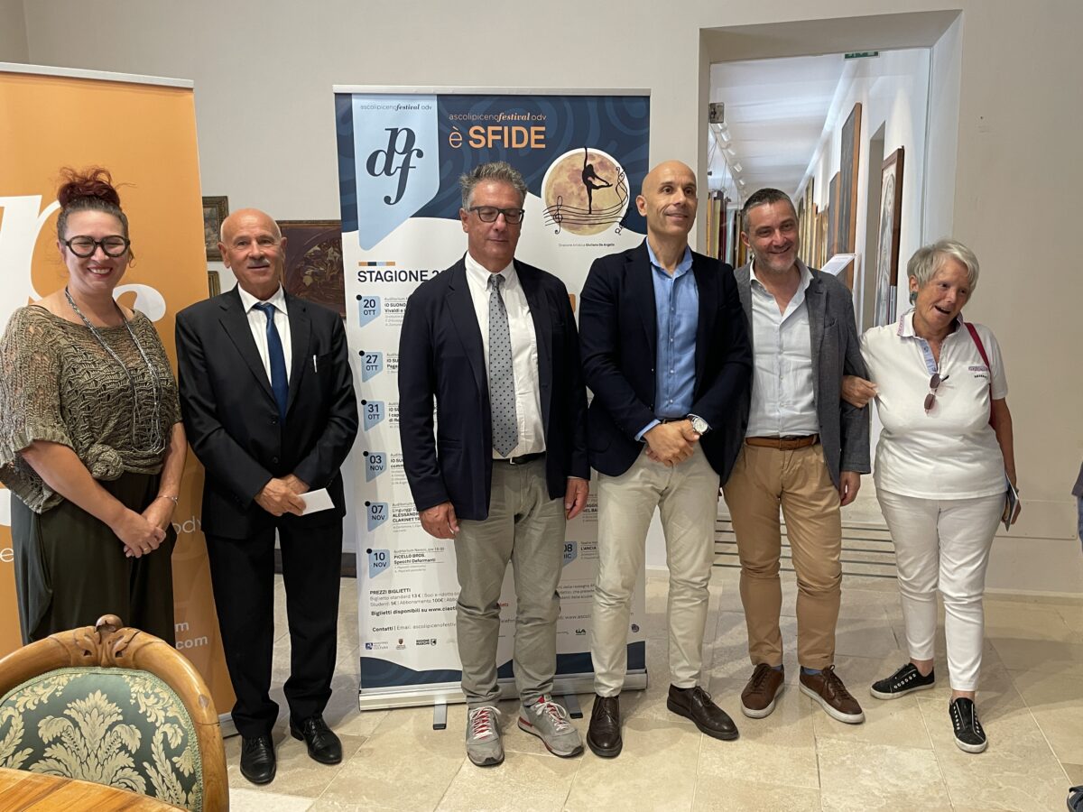 Foto di gruppo alla presentazione di Sfide