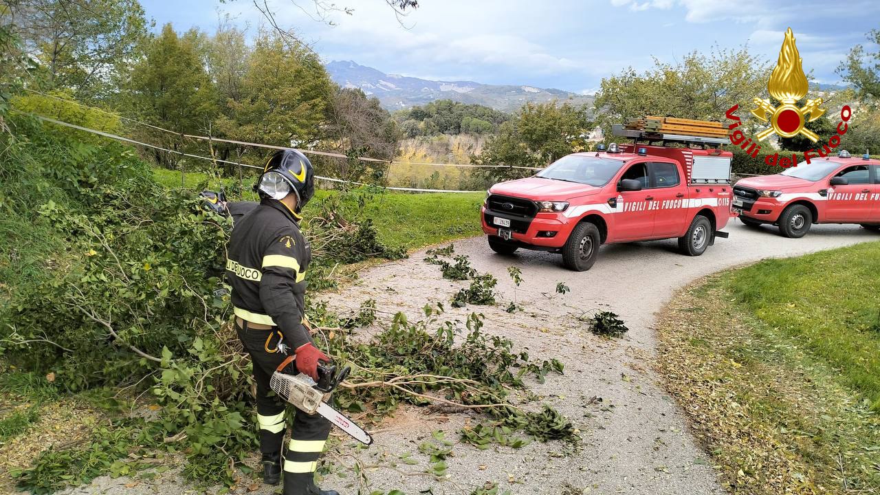 Forte vento e interventi vigili del fuoco