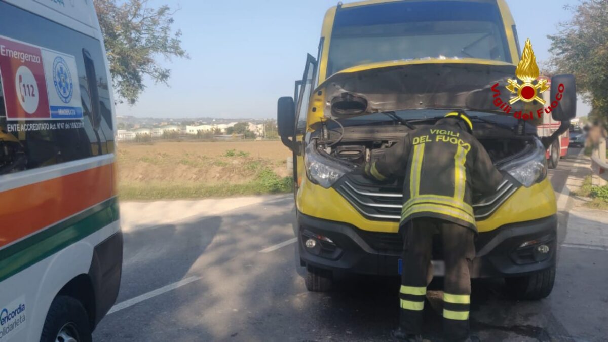 Vigili del fuoco e scuolabus